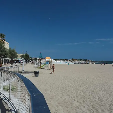 Maisonnette Climatisee Refaite A Neuf Avec Parking A 300m De La *