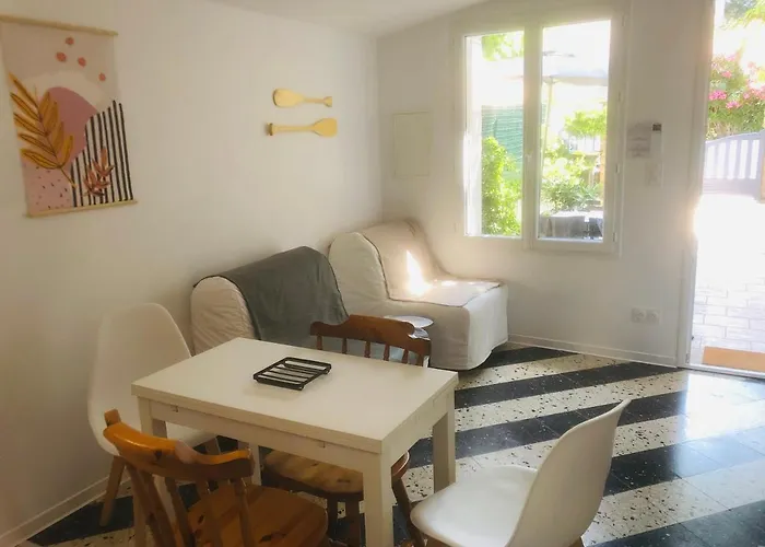 Maisonnette Climatisee Refaite A Neuf Avec Parking A 300m De La