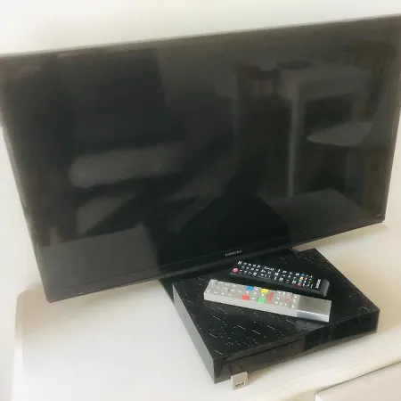 Maisonnette Climatisee Refaite A Neuf Avec Parking A 300m De La *