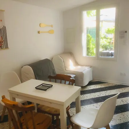 Maisonnette Climatisée Refaite à Neuf Avec Parking à 300m De La
