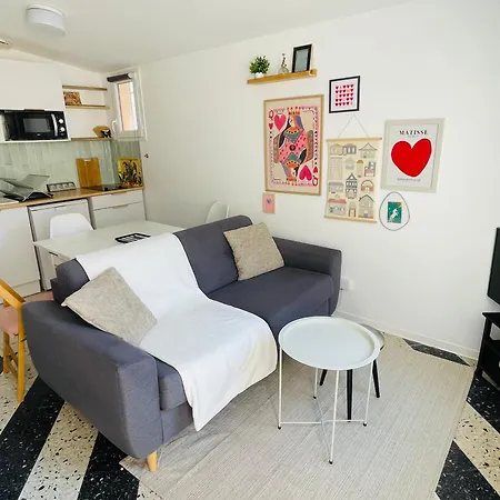 Maisonnette Climatisee Refaite A Neuf Avec Parking A 300m De La